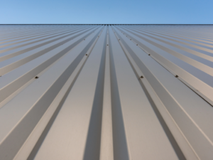 Egy videki haz uj tetoje Hogyan vedte meg a trapezlemez a csaladot a viharos idojarasban - mecseklemez.hu