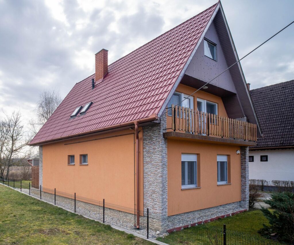 Cserepeslemez Bátaszéken amikor új tető kerül a régi házra - mecseklemez.hu